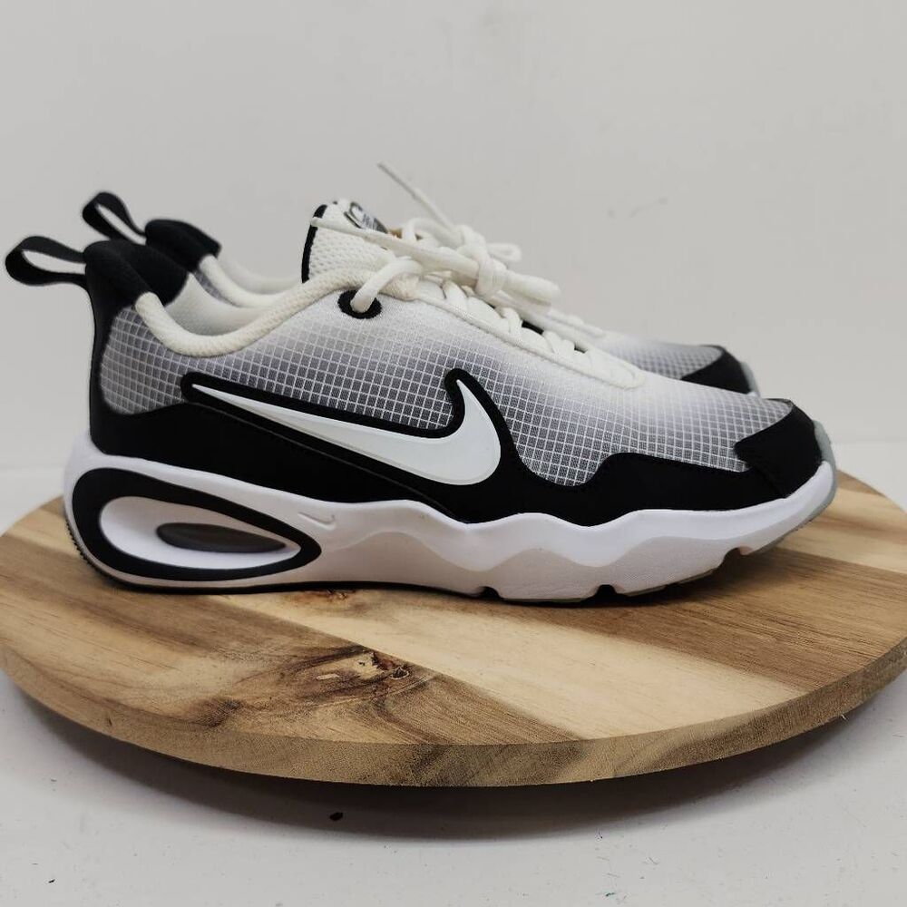 Nike Air Max Nova (GS) Youth Size 5.5Y Black & White